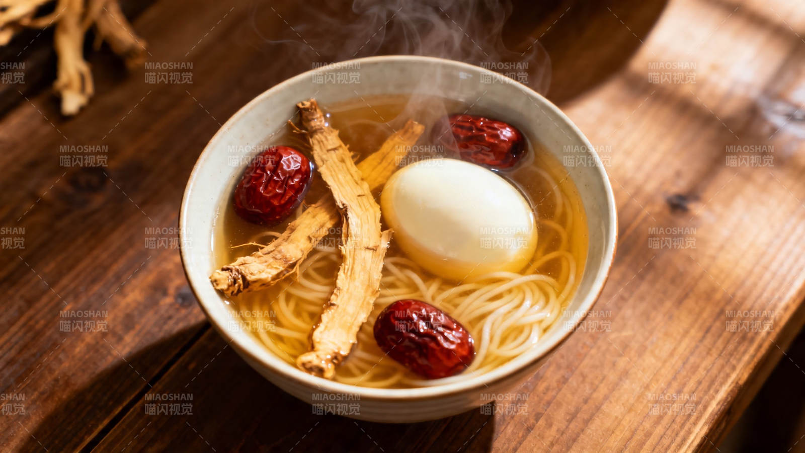 人参红枣蛋面汤图片