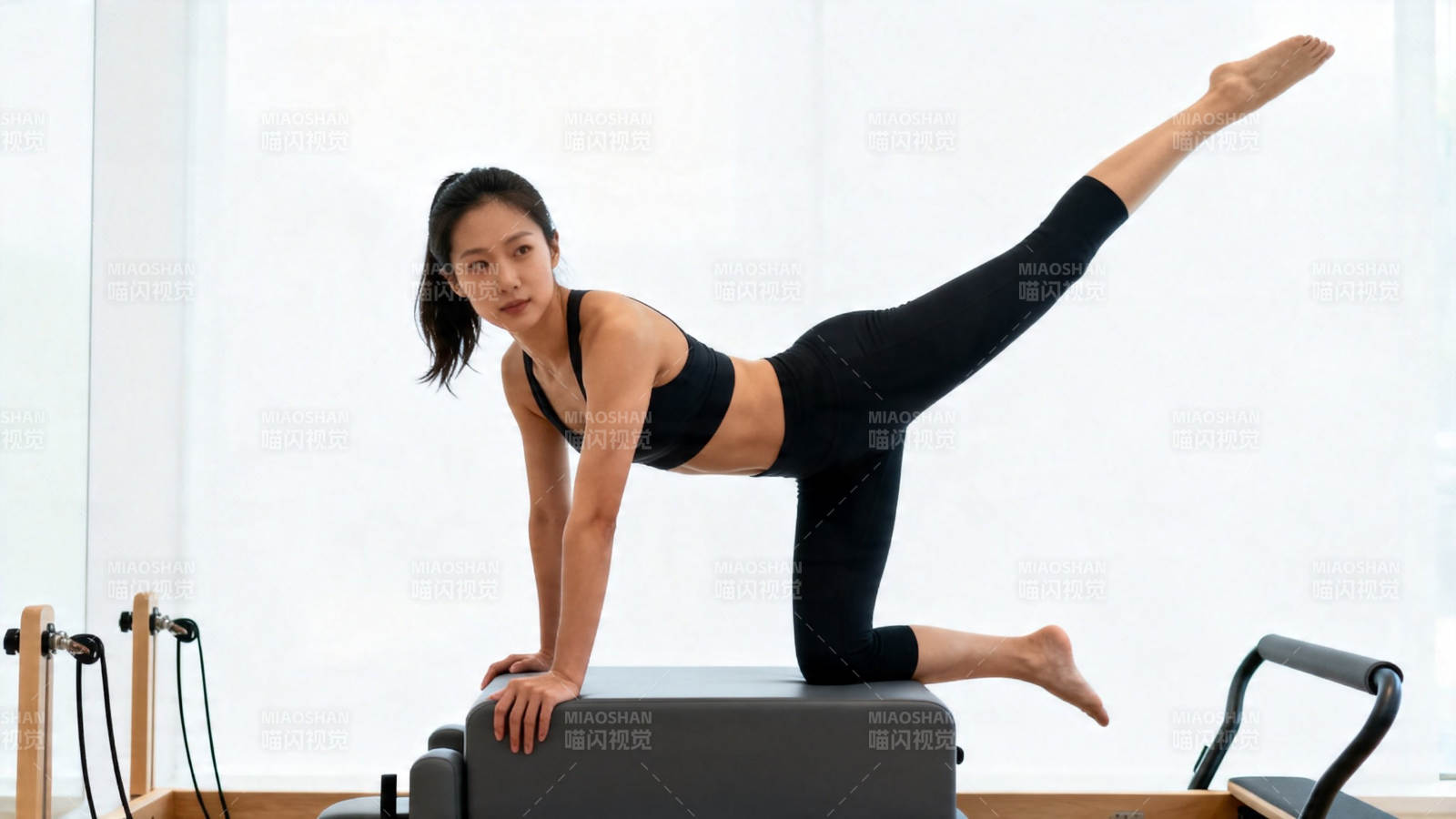 女子普拉提训练 姿态优雅有力图片