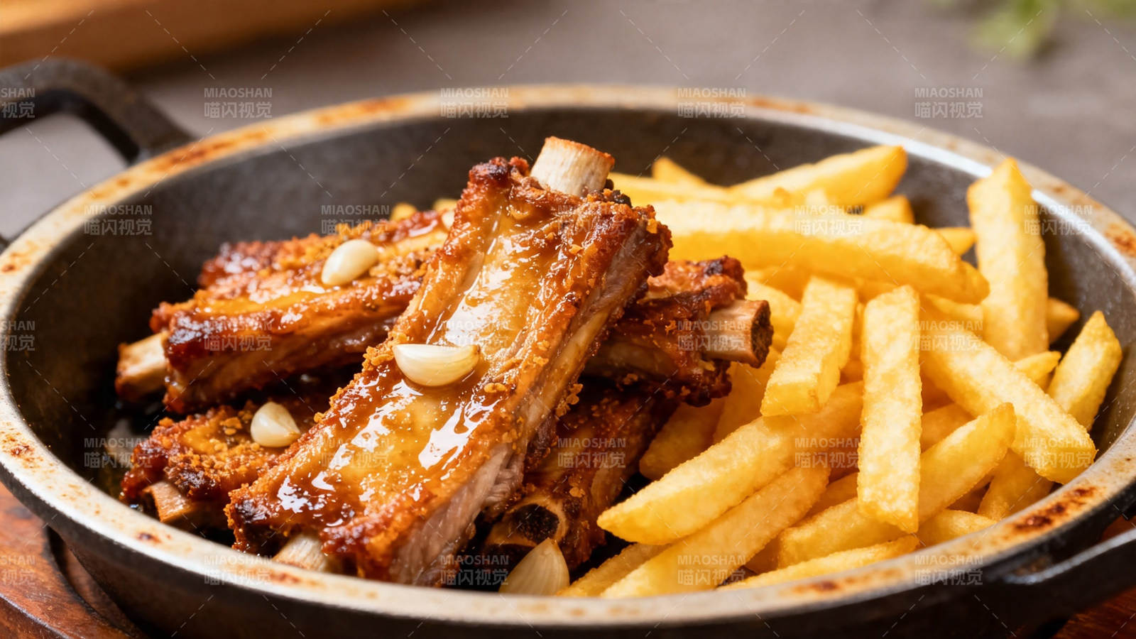 烤肋排配薯条 香脆诱人图片