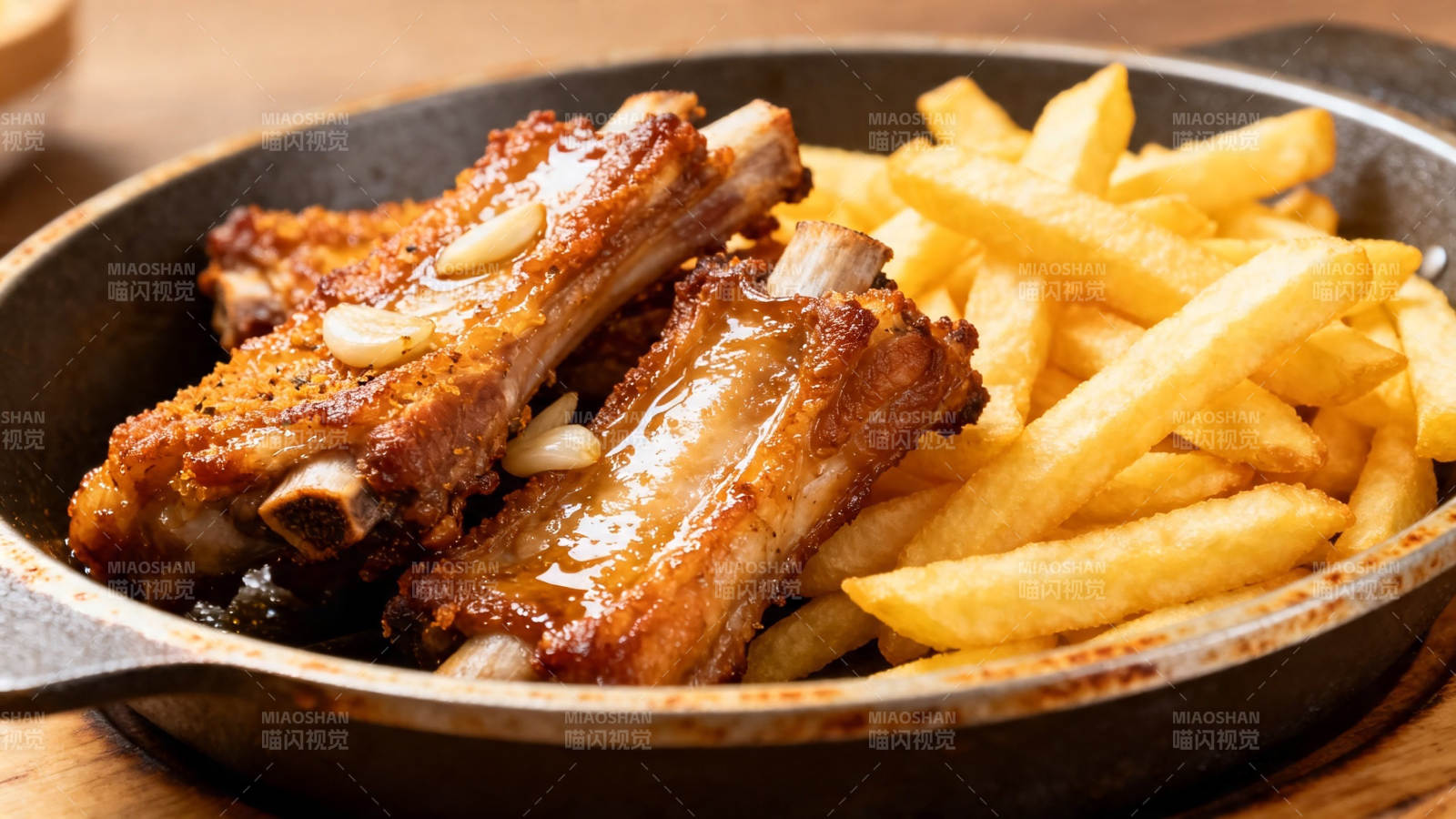 烤肋排配薯条 香脆诱人图片