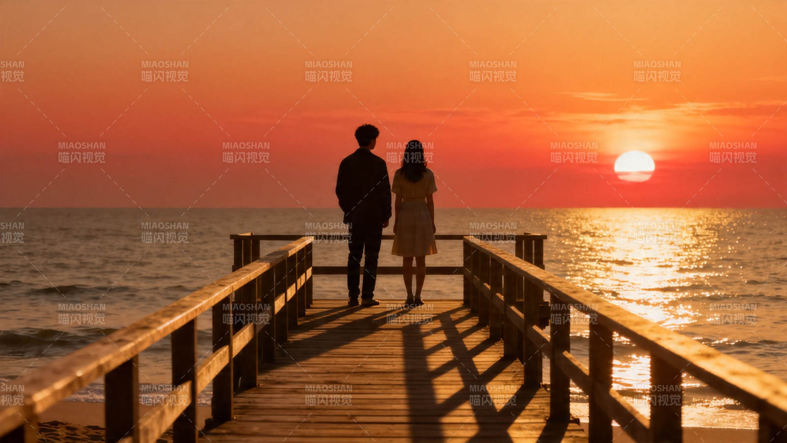 夕阳下 情侣漫步木栈道图片