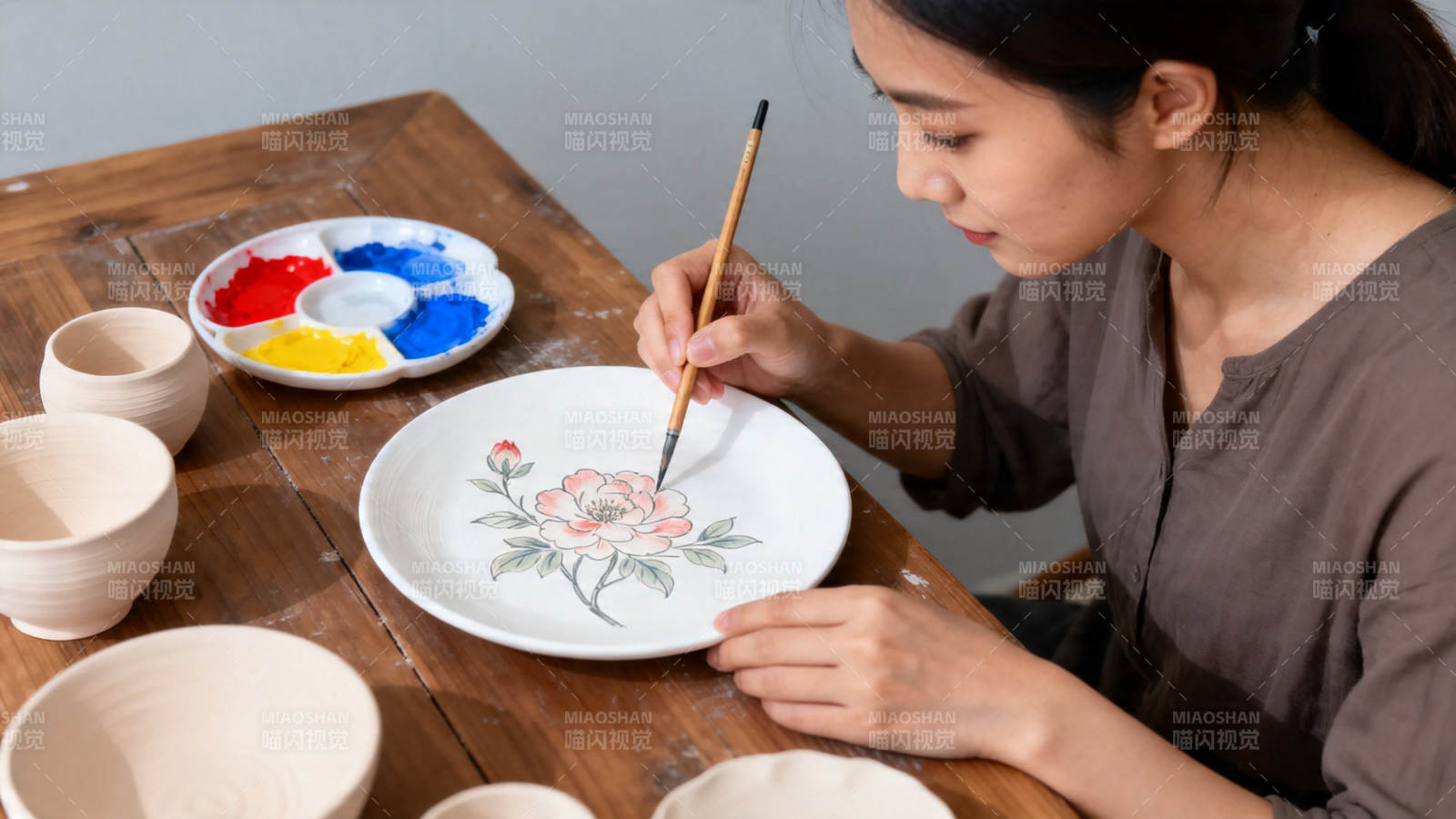 女子手绘瓷盘花艺图片