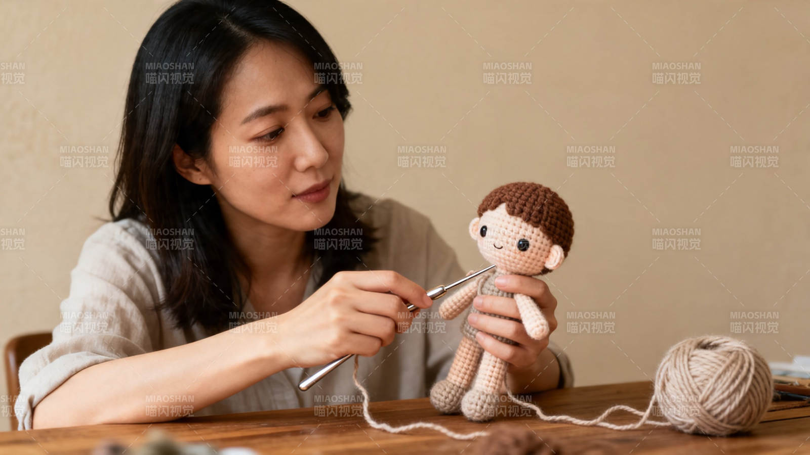 女子钩织小玩偶 温馨手作时光图片