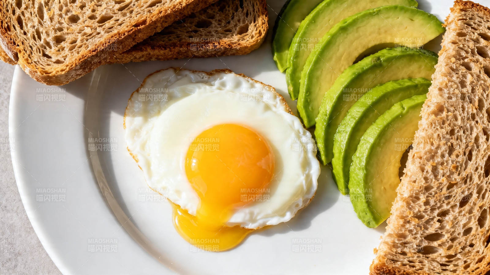 煎蛋牛油果吐司早餐图片
