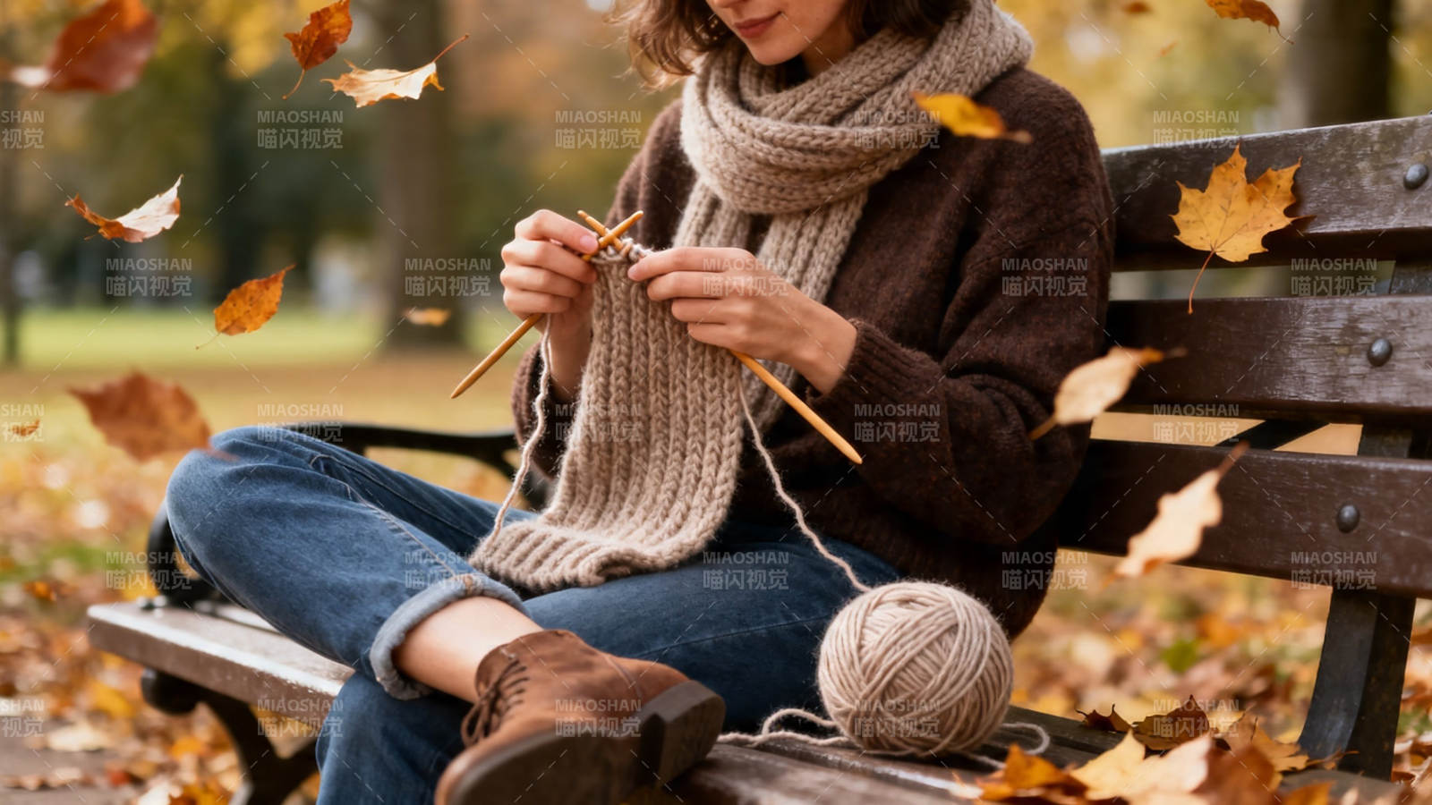 秋日长椅织暖情图片