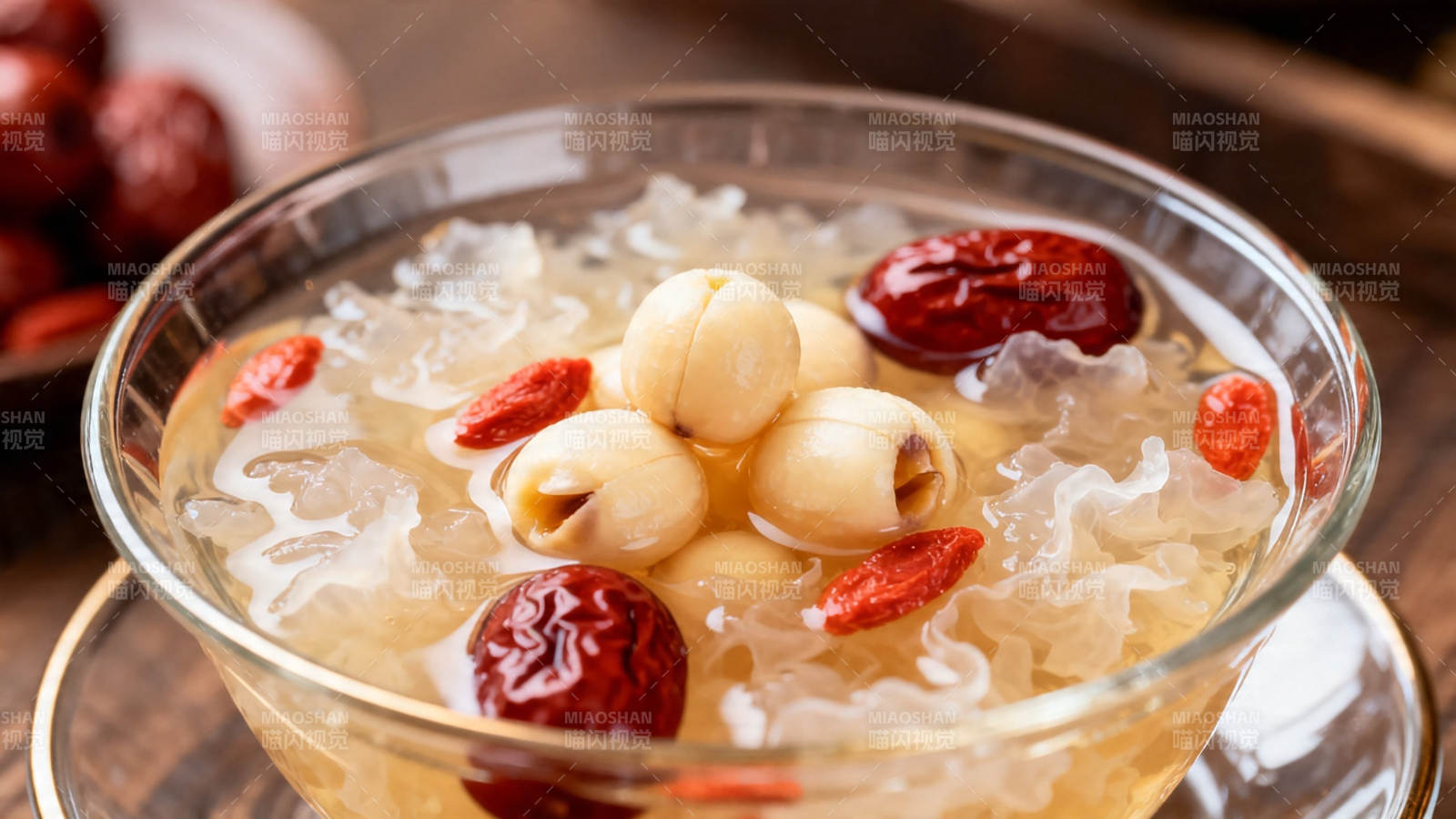 银耳莲子红枣羹图片