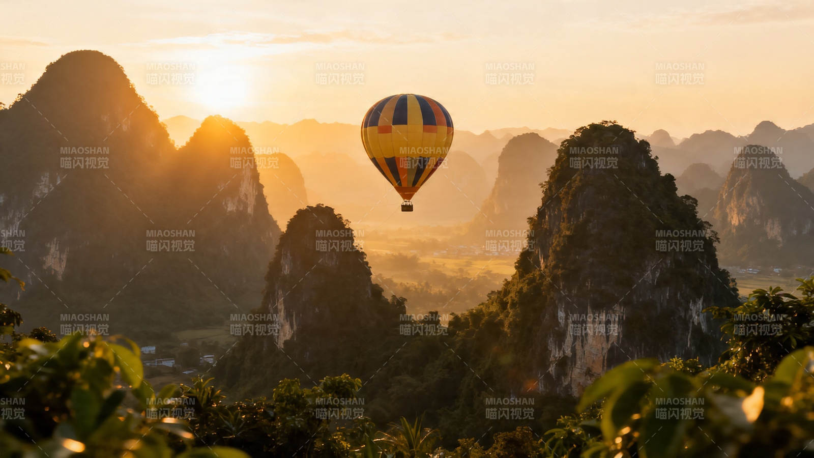 热气球飞越喀斯特晨景图片