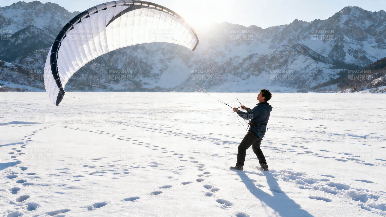 雪地滑翔伞运动图片