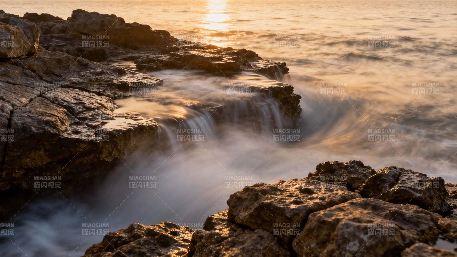夕阳海浪拍礁石图片
