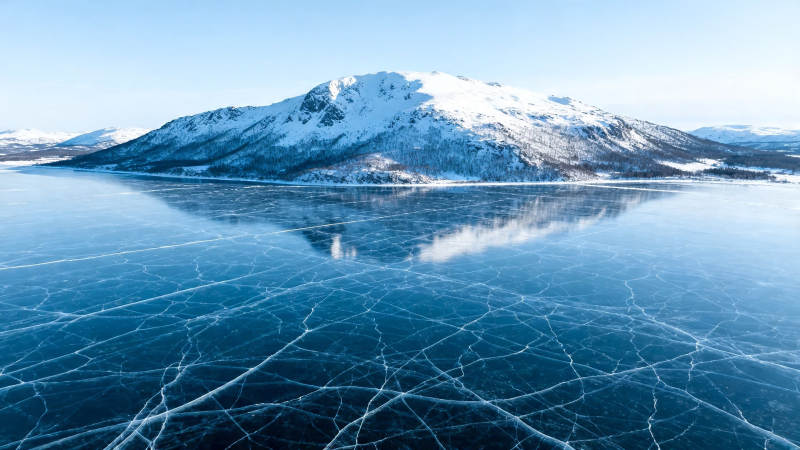 冰封湖面映雪山图片