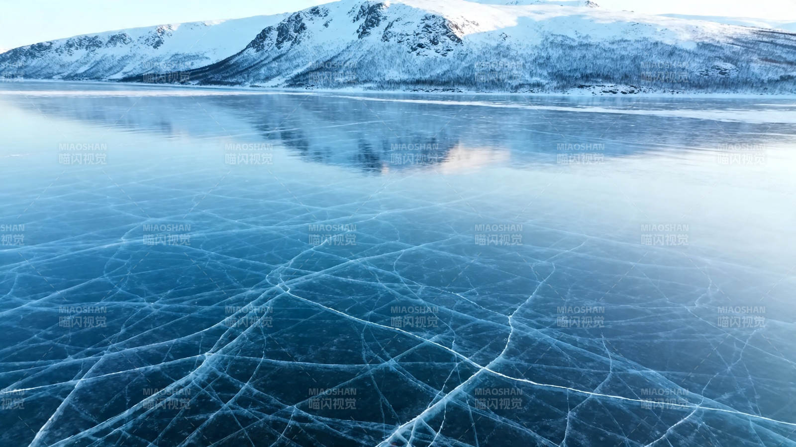 冰湖裂纹映雪山图片