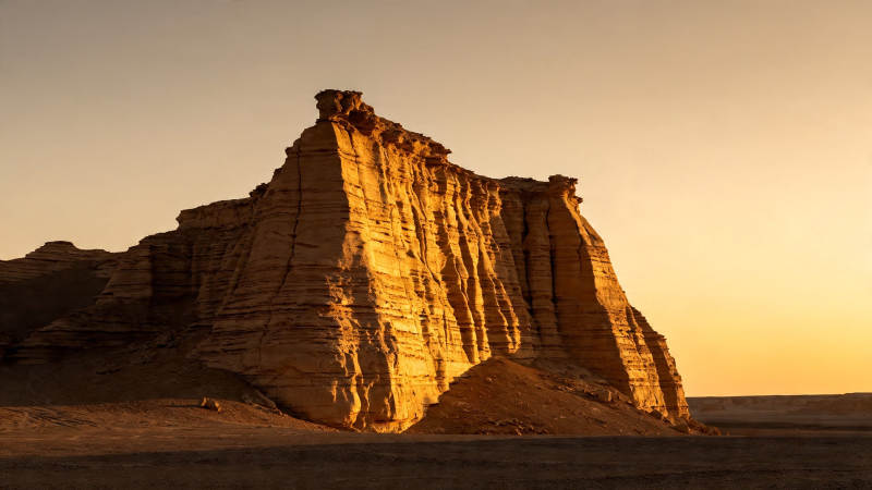 夕阳下的孤峰剪影图片