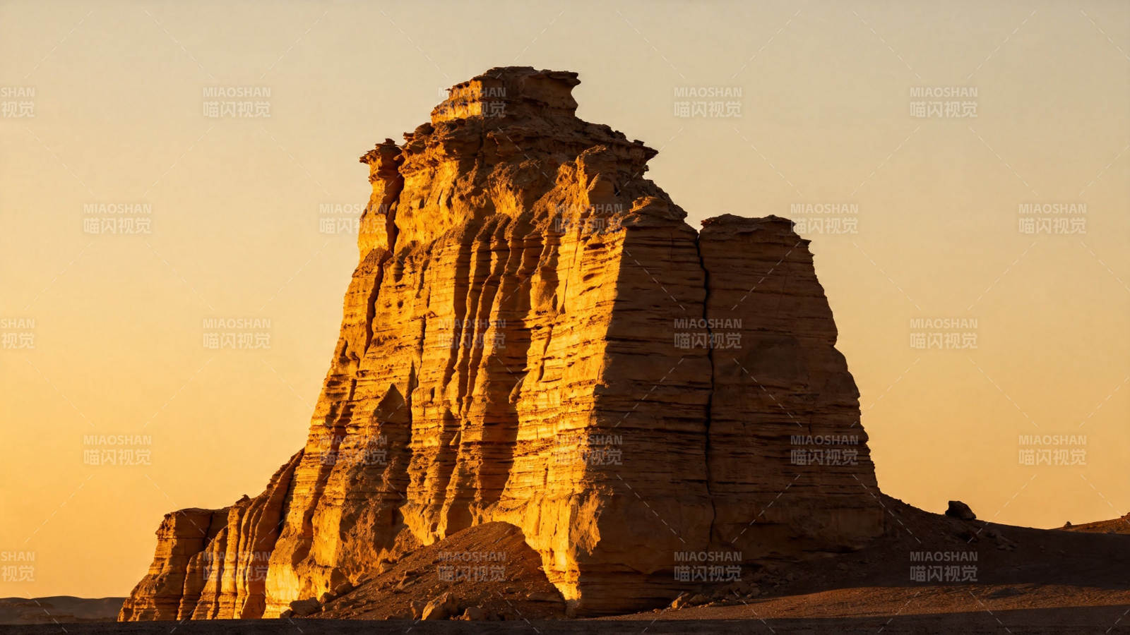 夕阳下的孤峰剪影图片