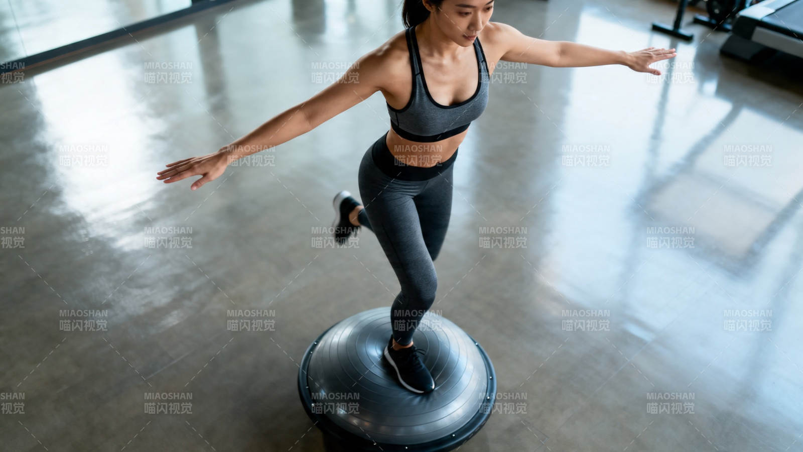 女子平衡球上健身训练图片