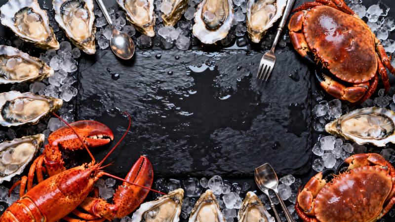 冰镇海鲜盛宴 龙虾蟹蚝环绕图片