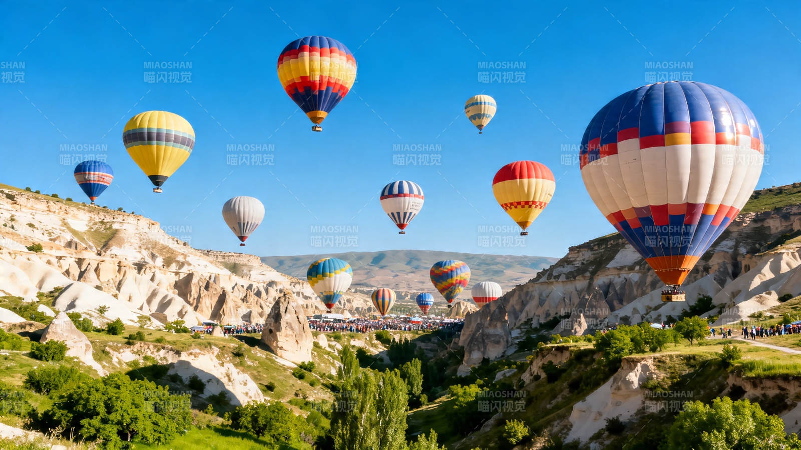 热气球飞越卡帕多奇亚峡谷图片