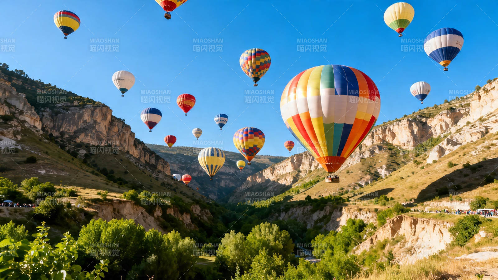 热气球飞越峡谷蓝天图片