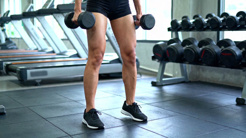 健身房哑铃训练特写图片