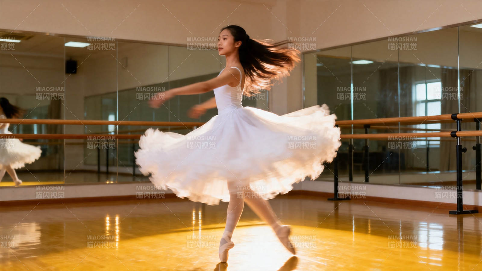 白裙舞者旋转如风图片