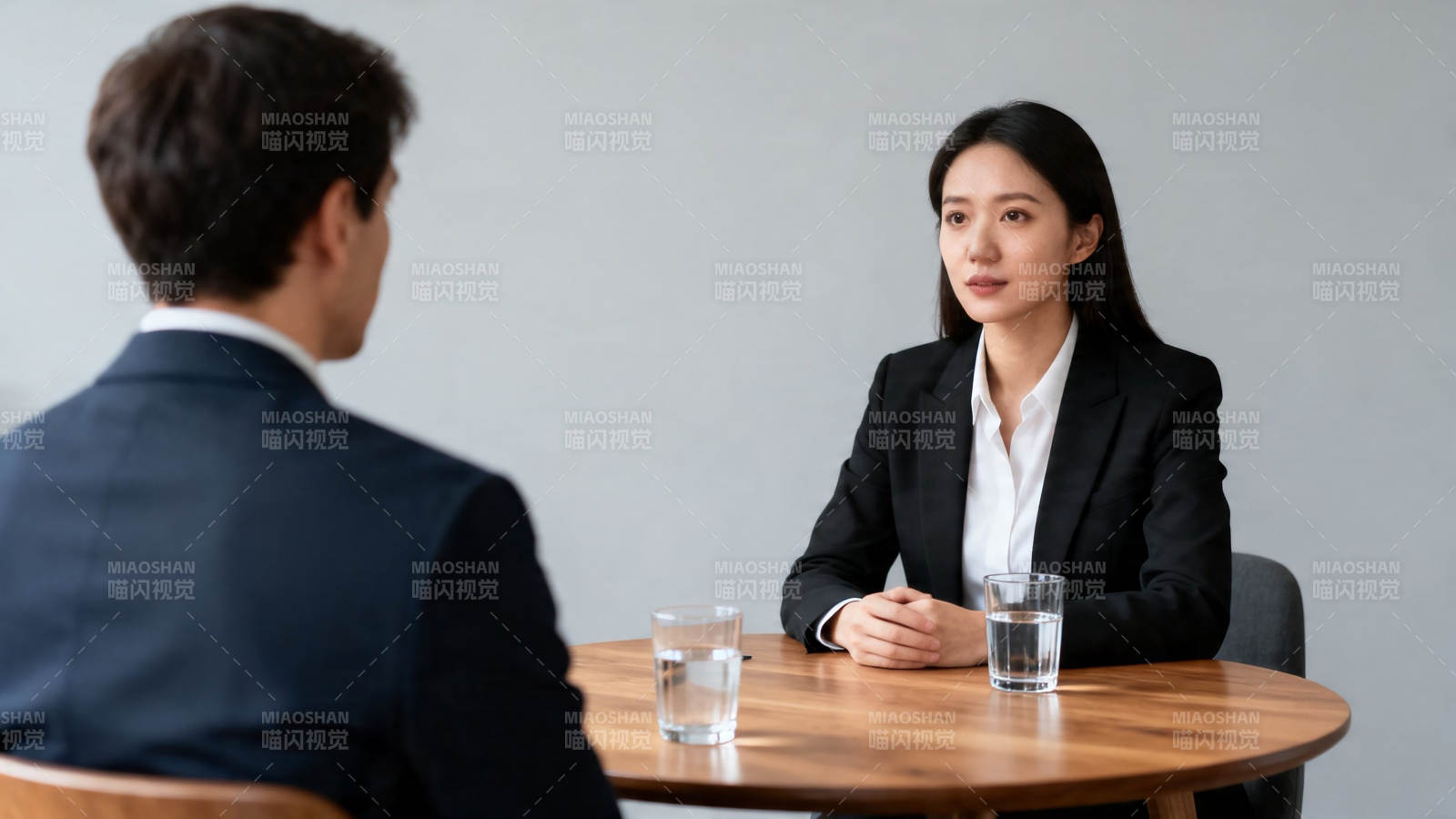 商务洽谈 专注对话瞬间图片