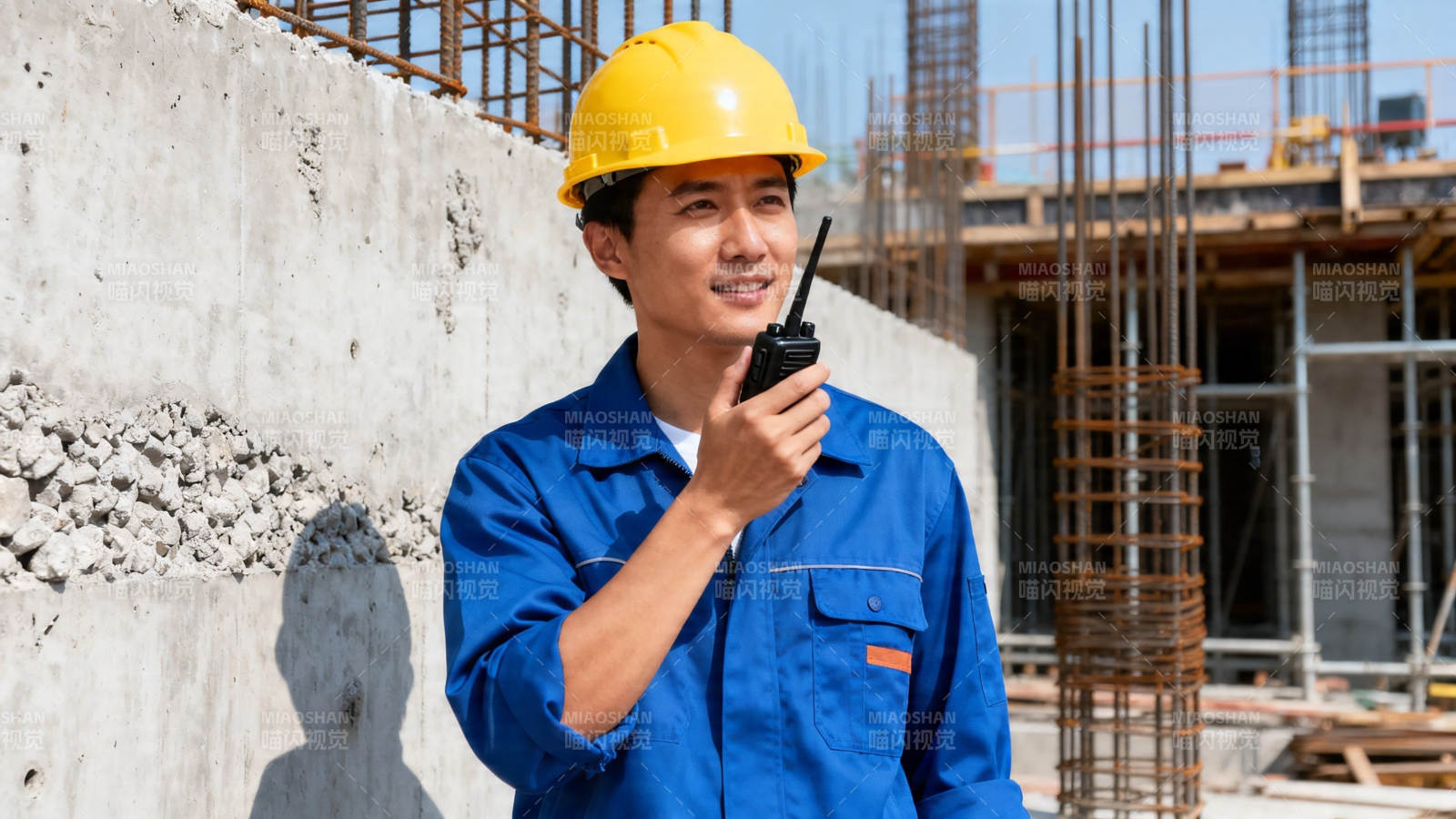 工地工人持对讲机微笑图片