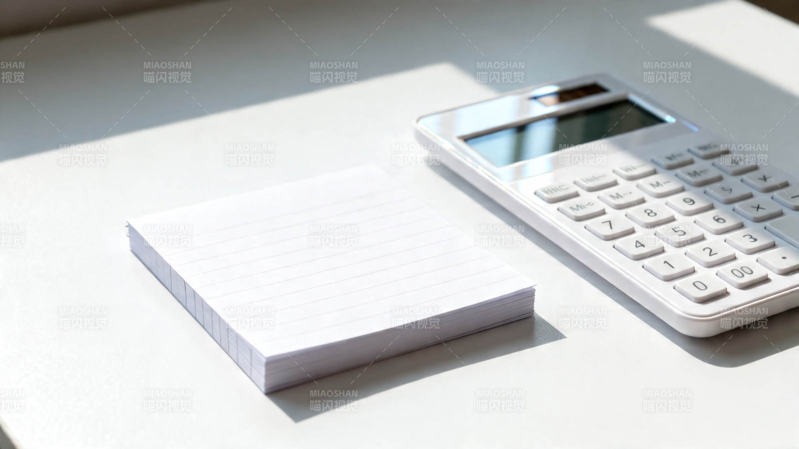 计算器与便签纸静置桌面图片