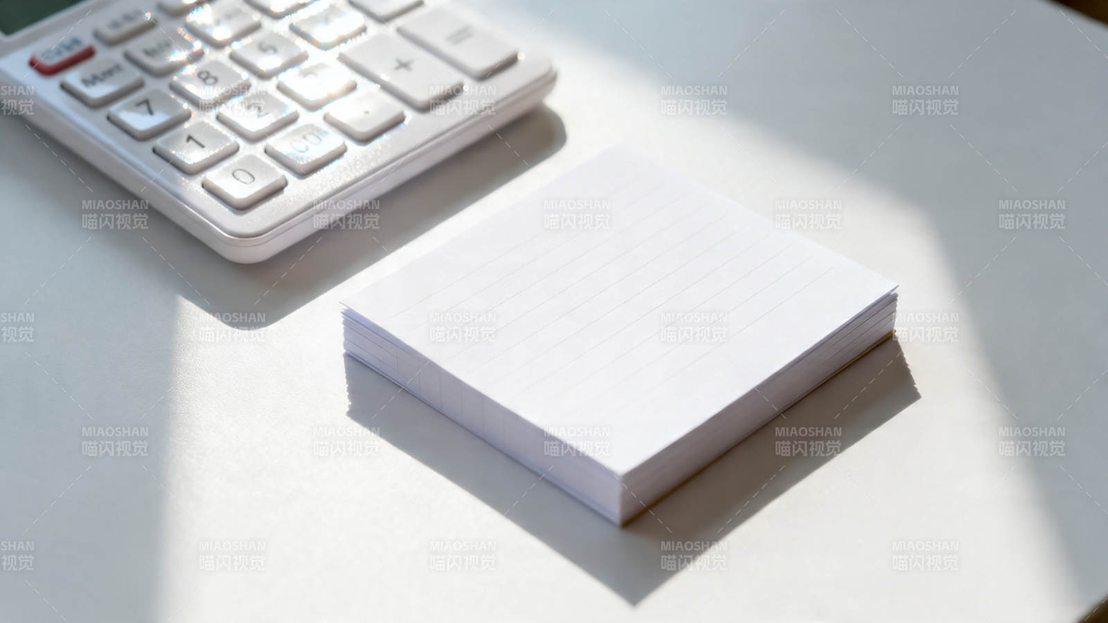 计算器与便签纸静物图图片
