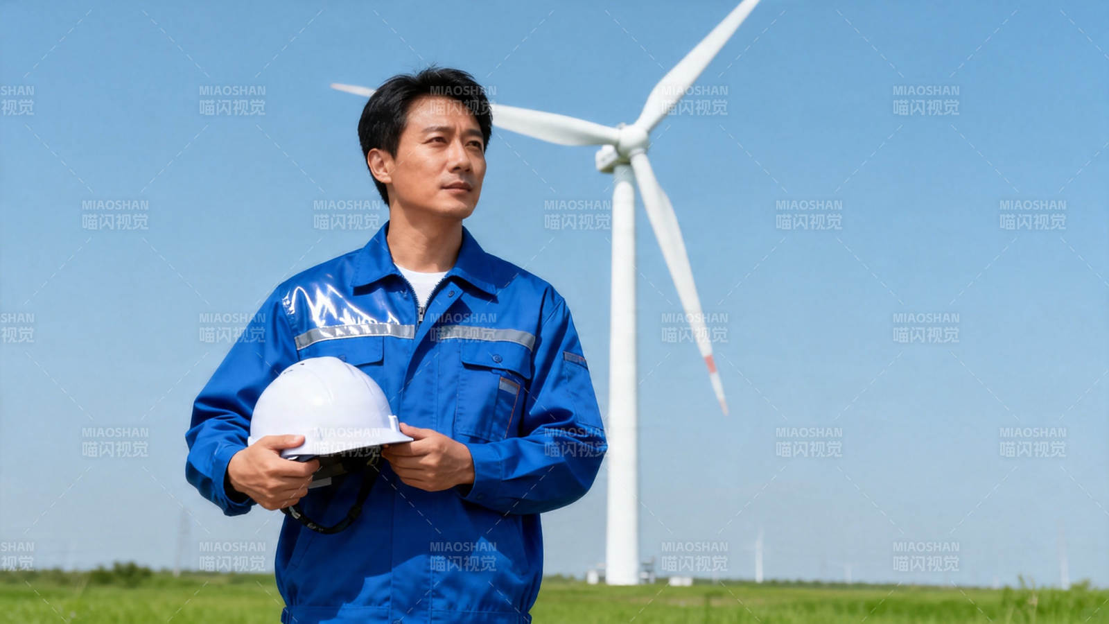 风电工程师巡场中图片