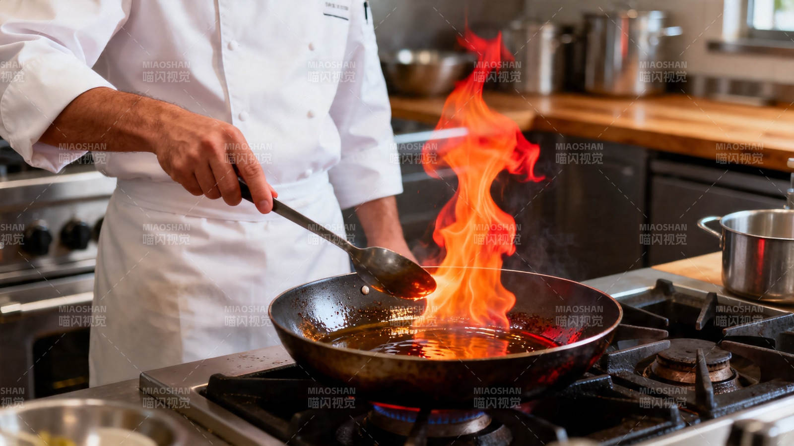 厨师火焰翻炒中图片