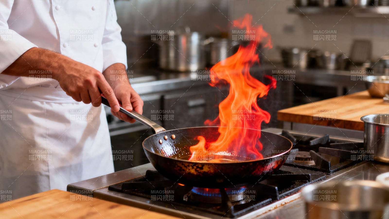 厨师爆炒火焰升腾图片