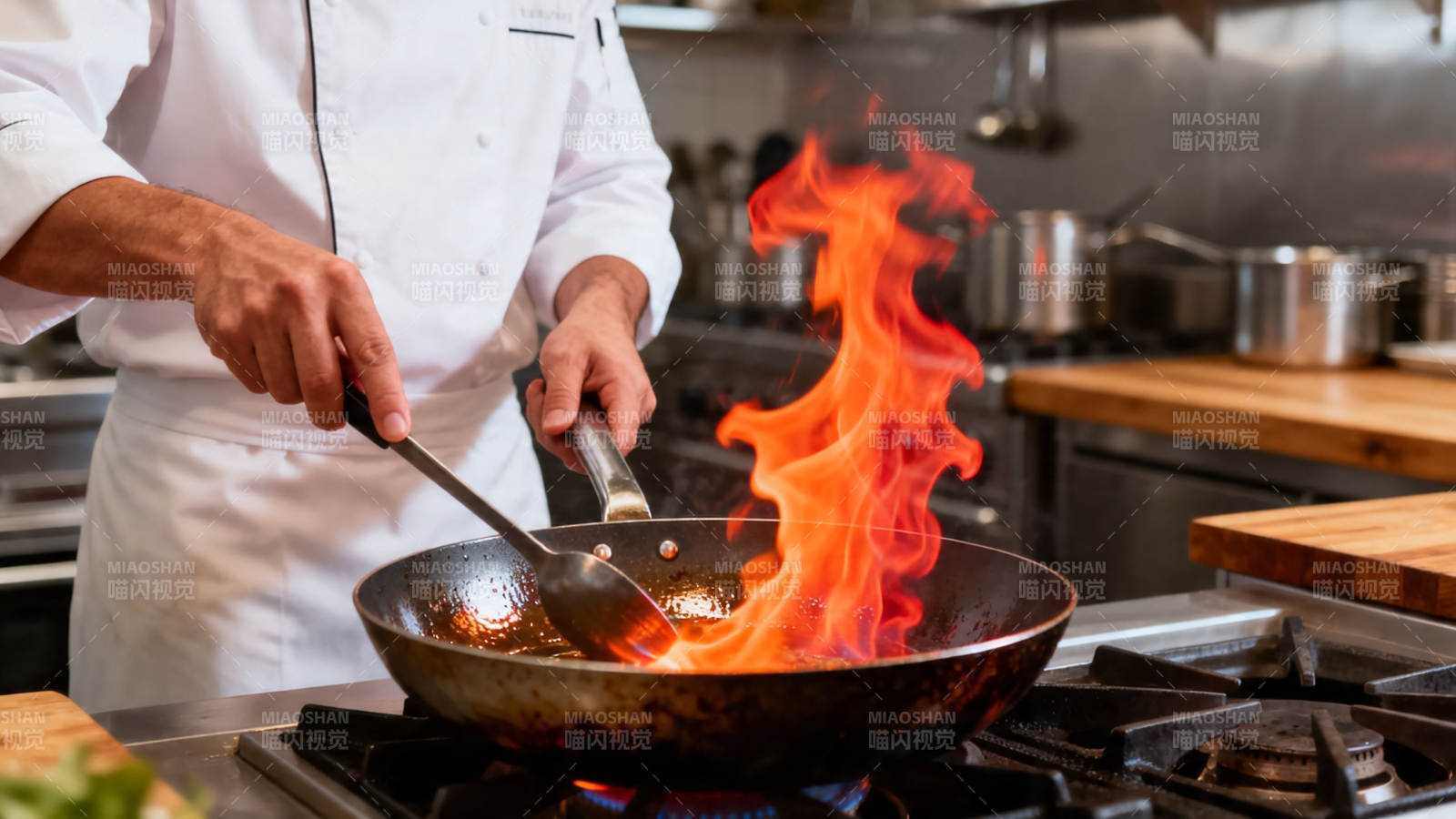 厨师爆炒火焰升腾图片
