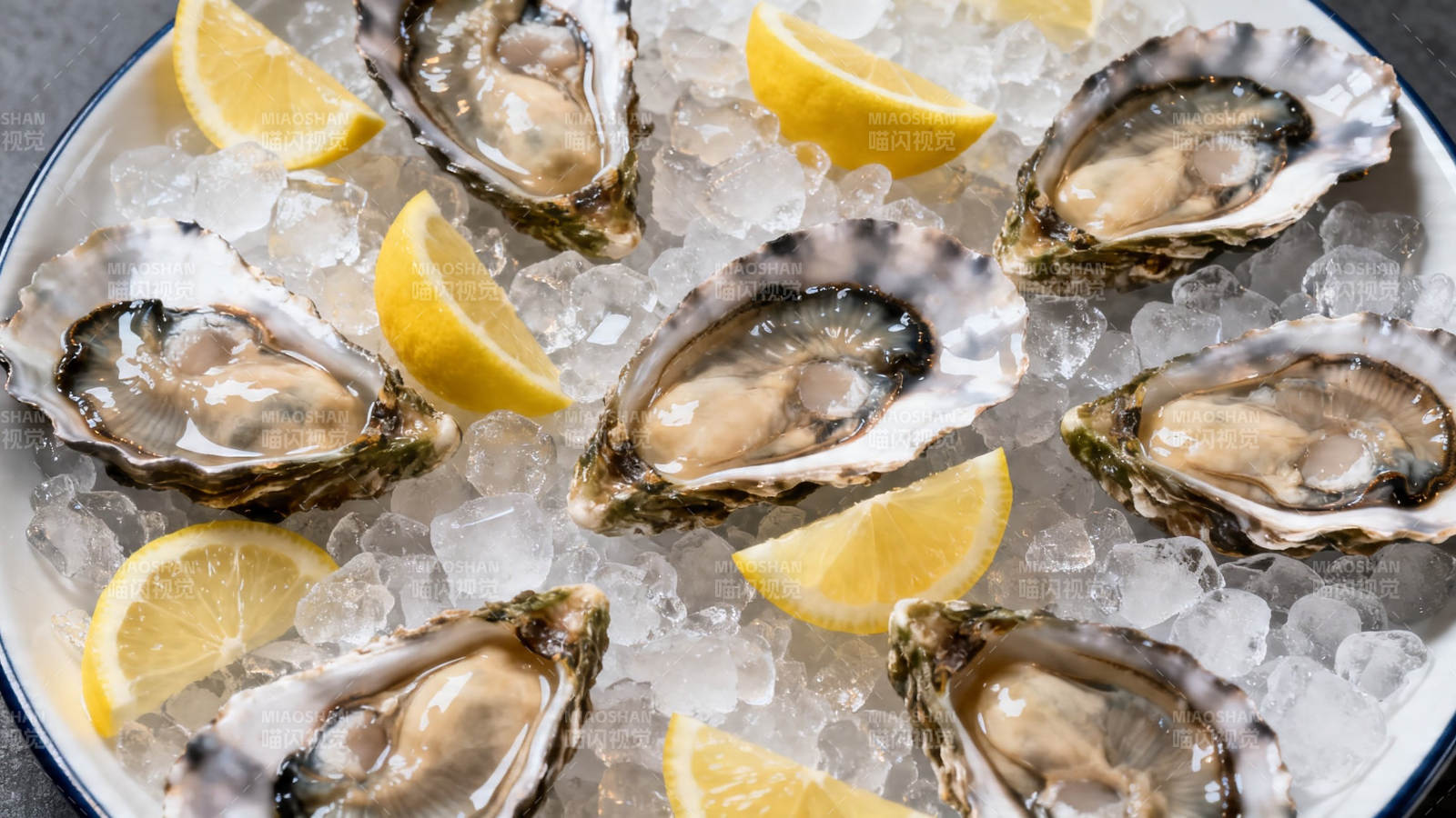 冰镇生蚝配柠檬图片