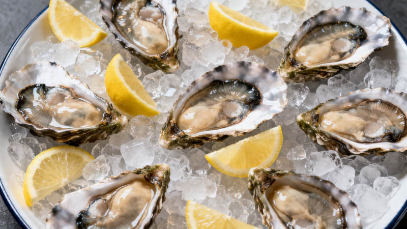 冰镇生蚝配柠檬图片