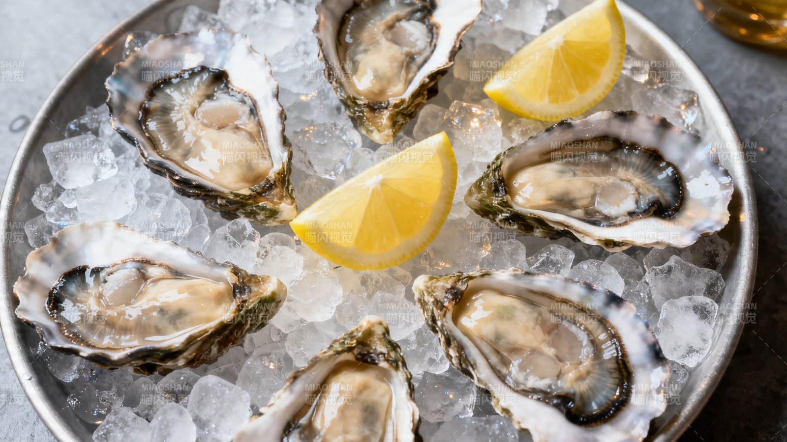 冰镇生蚝配柠檬图片