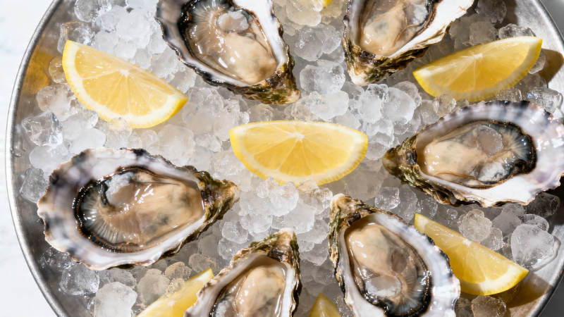 冰镇生蚝配柠檬图片
