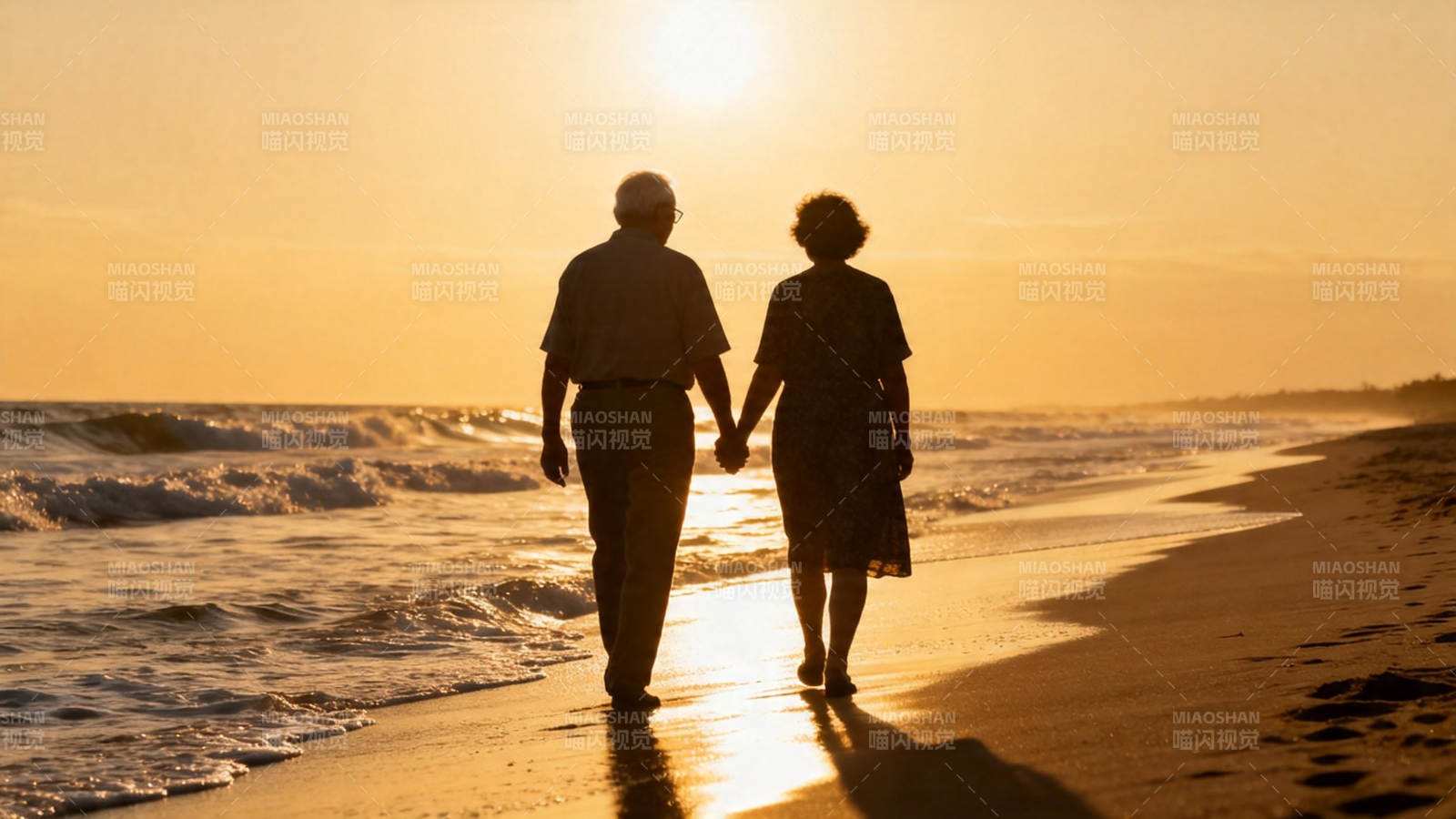 夕阳牵手 漫步海滩图片