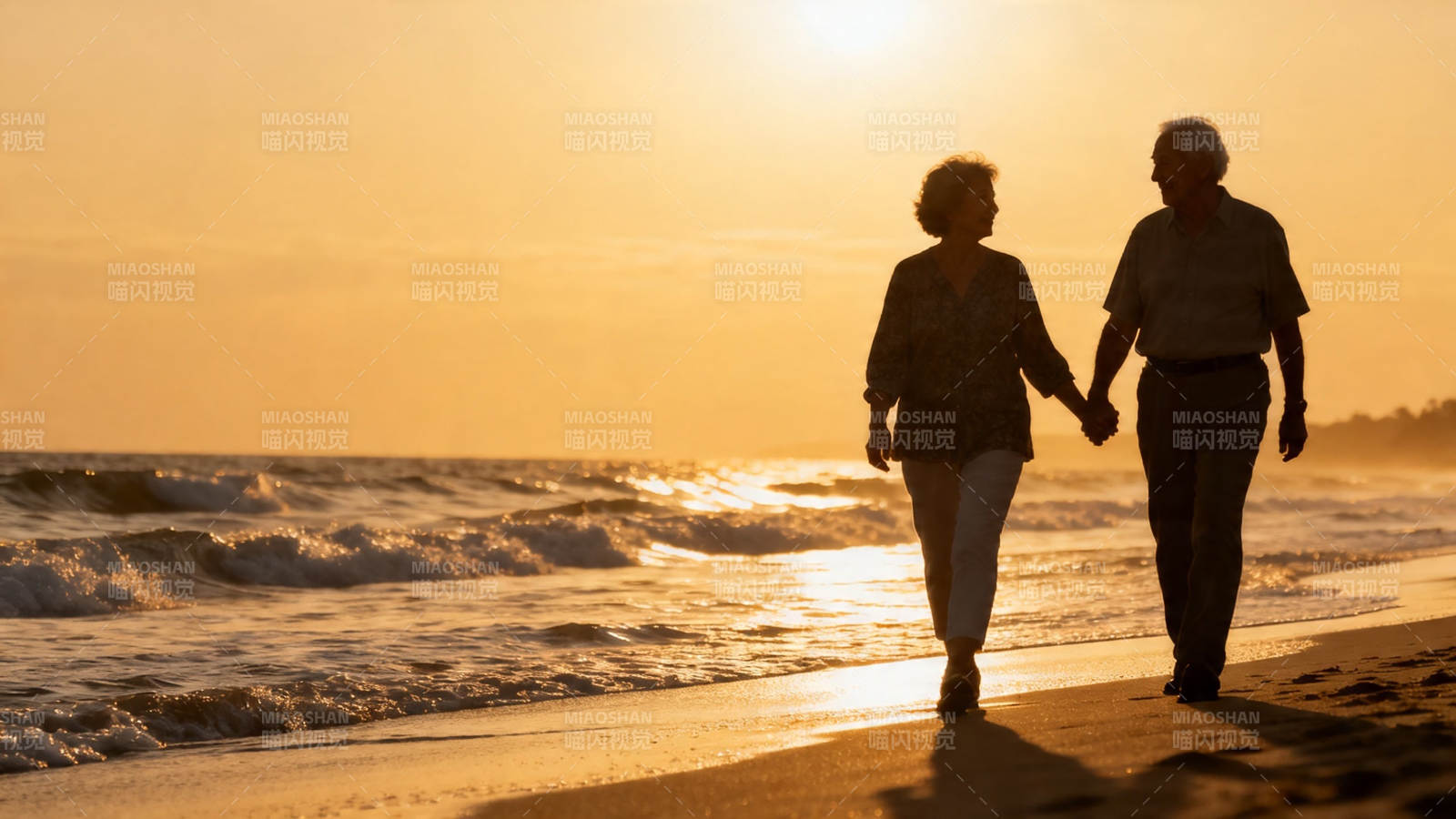 夕阳下牵手漫步海滩图片