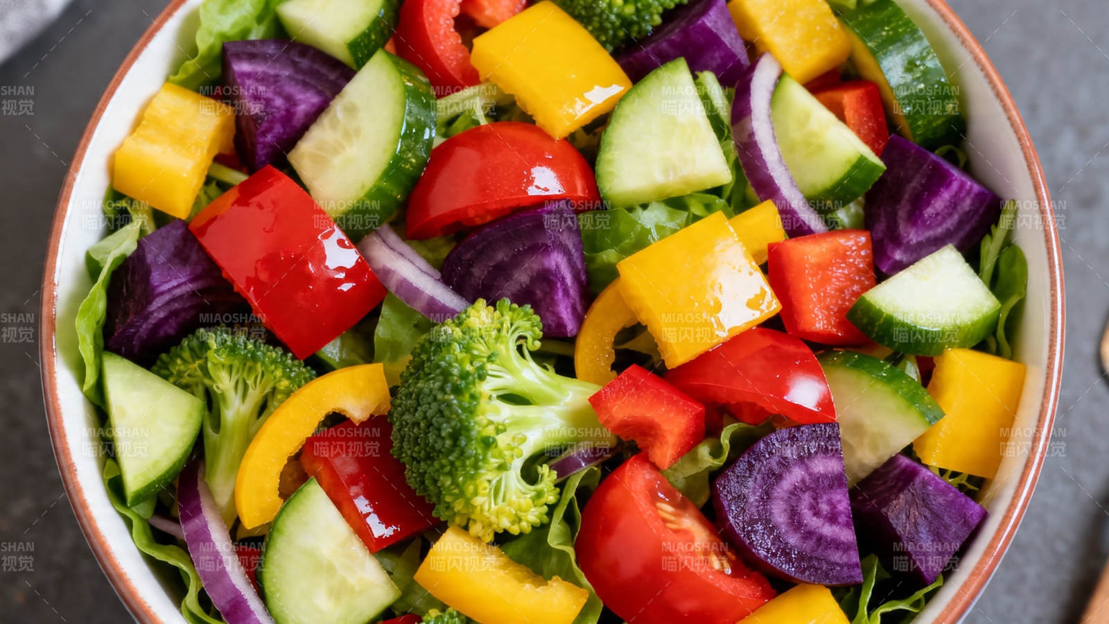 五彩蔬菜沙拉碗图片