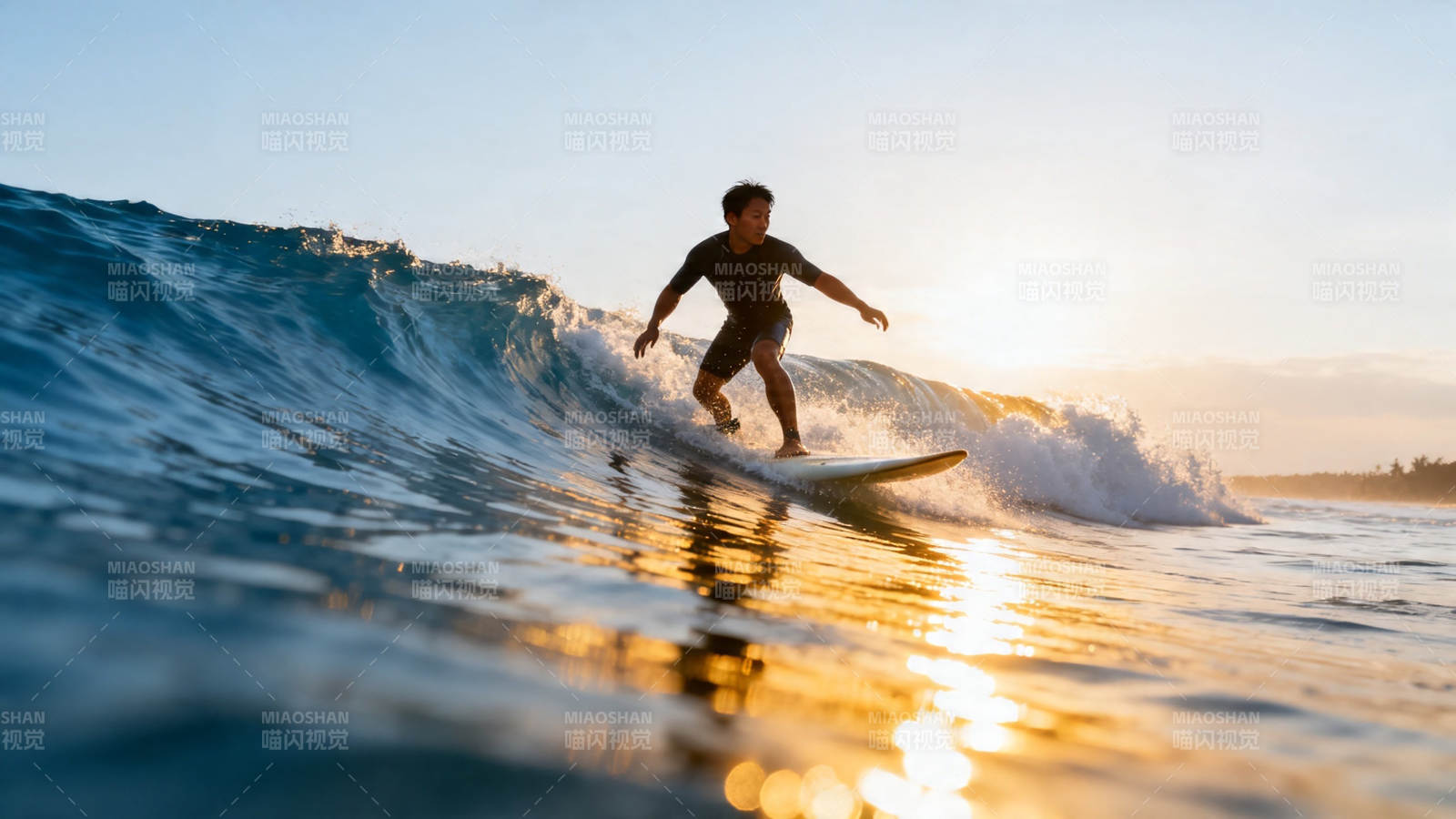 夕阳冲浪者踏浪而行图片