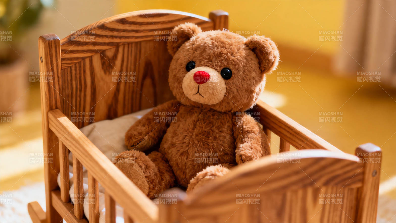 小熊睡木床 温馨童趣满屋图片