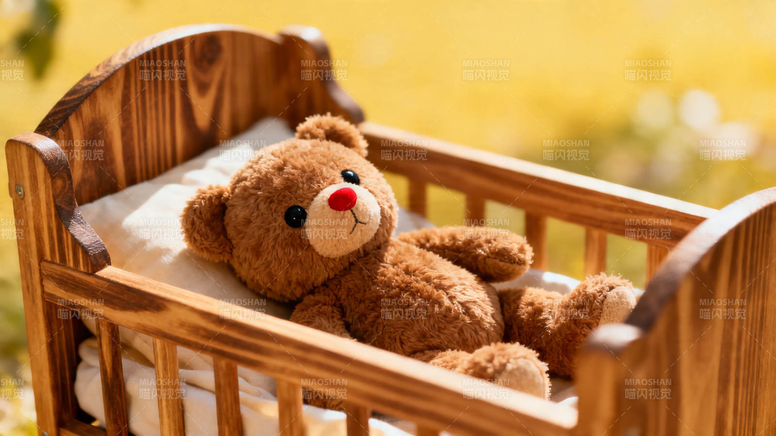 小熊睡木床 暖阳伴梦乡图片