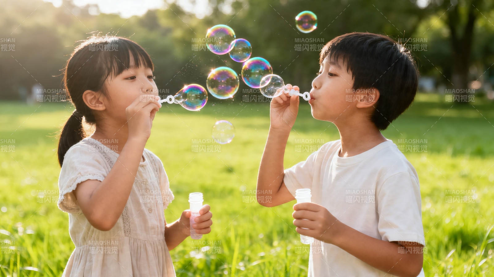 童趣泡泡 阳光下的快乐时光图片