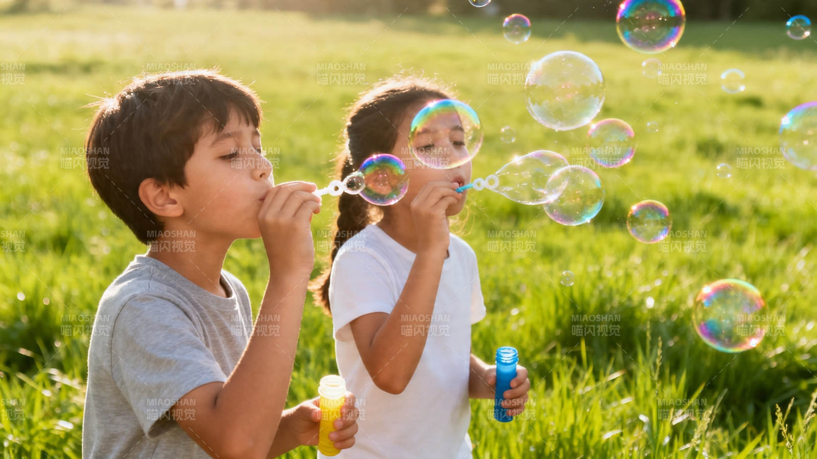 草地吹泡泡的童年时光图片