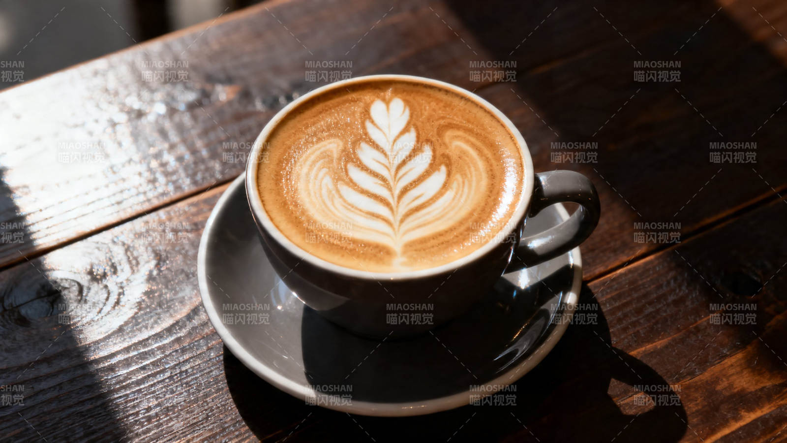 阳光下的拉花咖啡图片