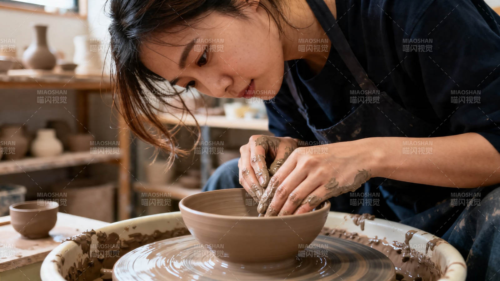 陶艺师专注拉坯成型图片