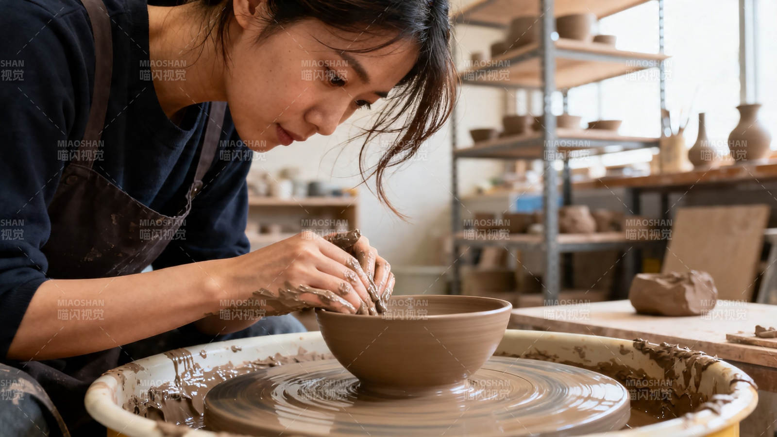 陶艺师专注拉坯塑形图片