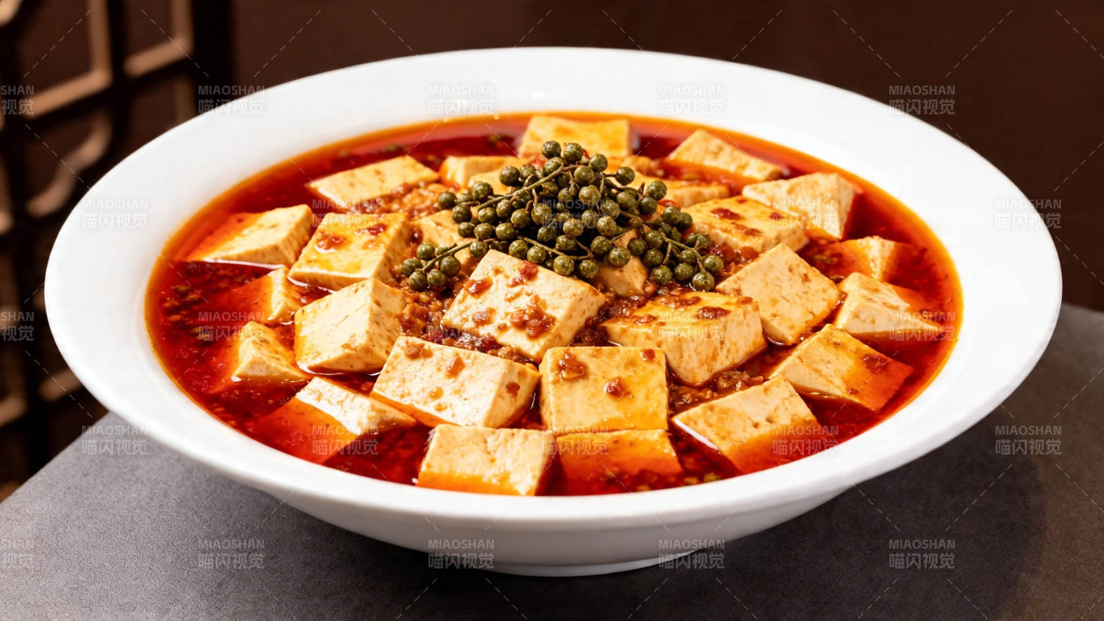 麻婆豆腐 红油绿椒香浓诱人图片