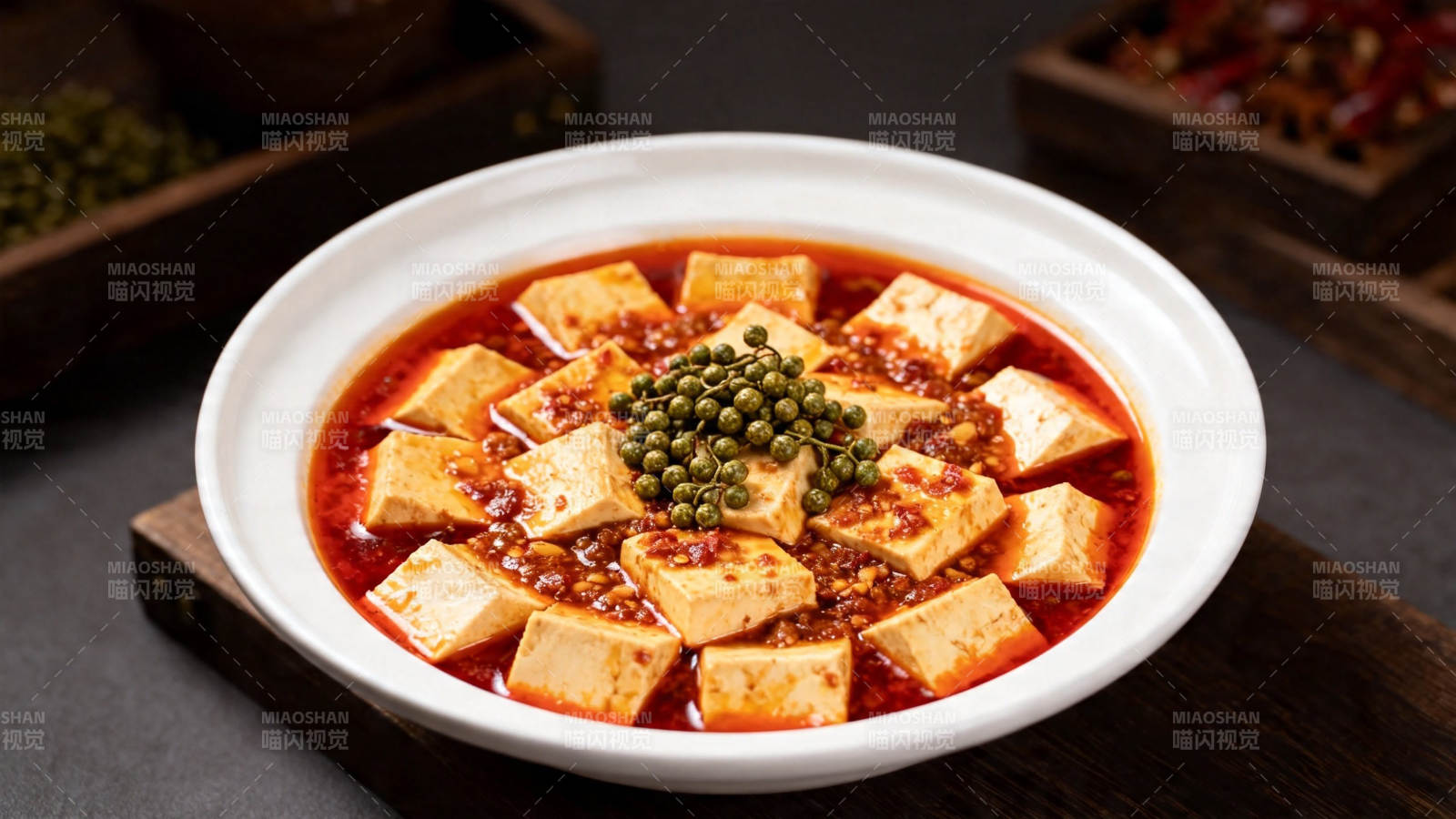 麻婆豆腐 红油绿椒香浓诱人图片