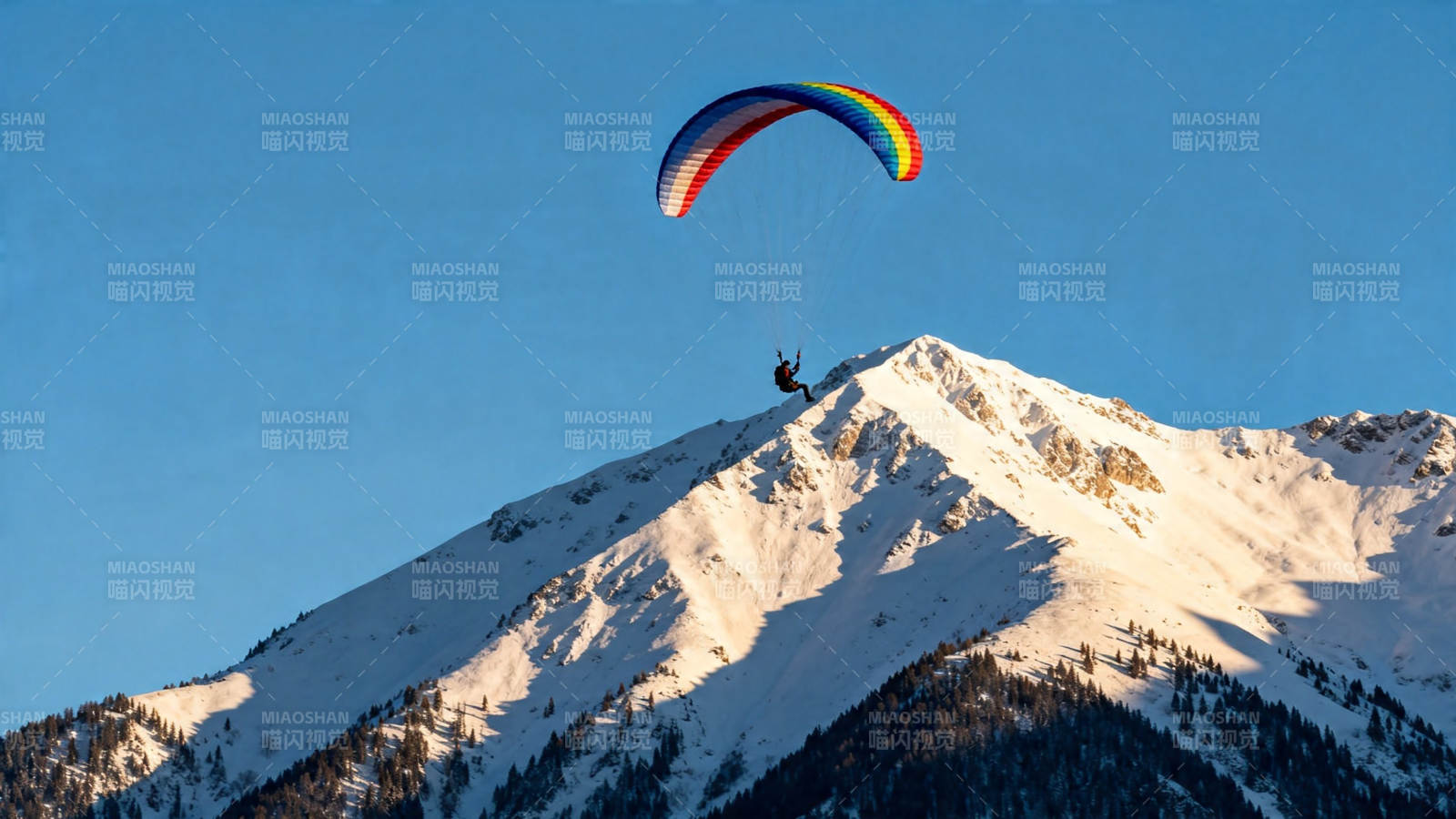 雪山之巅 彩伞翱翔图片