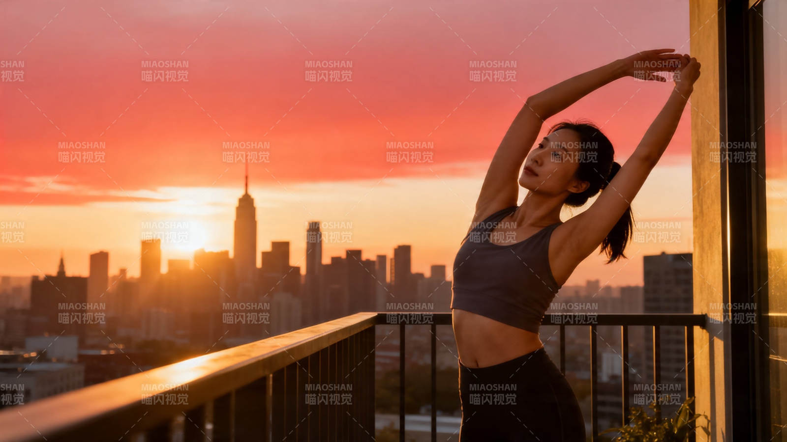夕阳下阳台拉伸的都市女孩图片